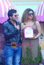 Tanaaz Currim launch Pond_s  Special Valentine_s Day Packs in Mumbai on 5th Feb 2010-1 (6).JPG